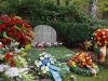 Bunt geschmückt mit Blumen war das Ehrengrab anlässlich des 20. Todestages.