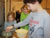Eigene Seife durften die Kinder zusammenrühren und kochen.