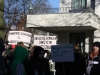 Mit Plakaten demonstrierten rund 200 Schüler vor dem Büro des Bezirksstadtrats Michael Karnetzki.