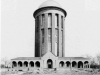 Der 1936 eröffnete Wasserturm entstand nach Plänen Hans Heinrich Müllers.