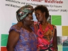Evelyn Brenda und Waris Dirie kämpfen gemeinsam gegen Gewalt an Frauen.