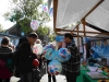 Die Kinderhilfe verteilte gegen eine Spende bunte Luftballons.