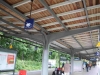 Die hölzernen, nach innen geneigten Dächer auf Stahlkonstruktionen sind nur noch auf den S-Bahn-Gleisen erhalten.