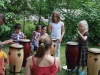 Die Kinder versuchten sich bei der Instrumentenrallye unter anderem an Trommeln.