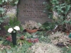 Viele bekannte Persönlichkeiten sind auf dem kleinen Kirchof beigesetzt, so wie Kurt Scharf. Foto: Axel Mauruszat