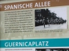 Eine Tafel erläutert den Namen der Spanischen Allee und des Guernica-Platzes.