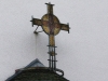 Ein Kreuz ziehrt die Rückseite des Baus.