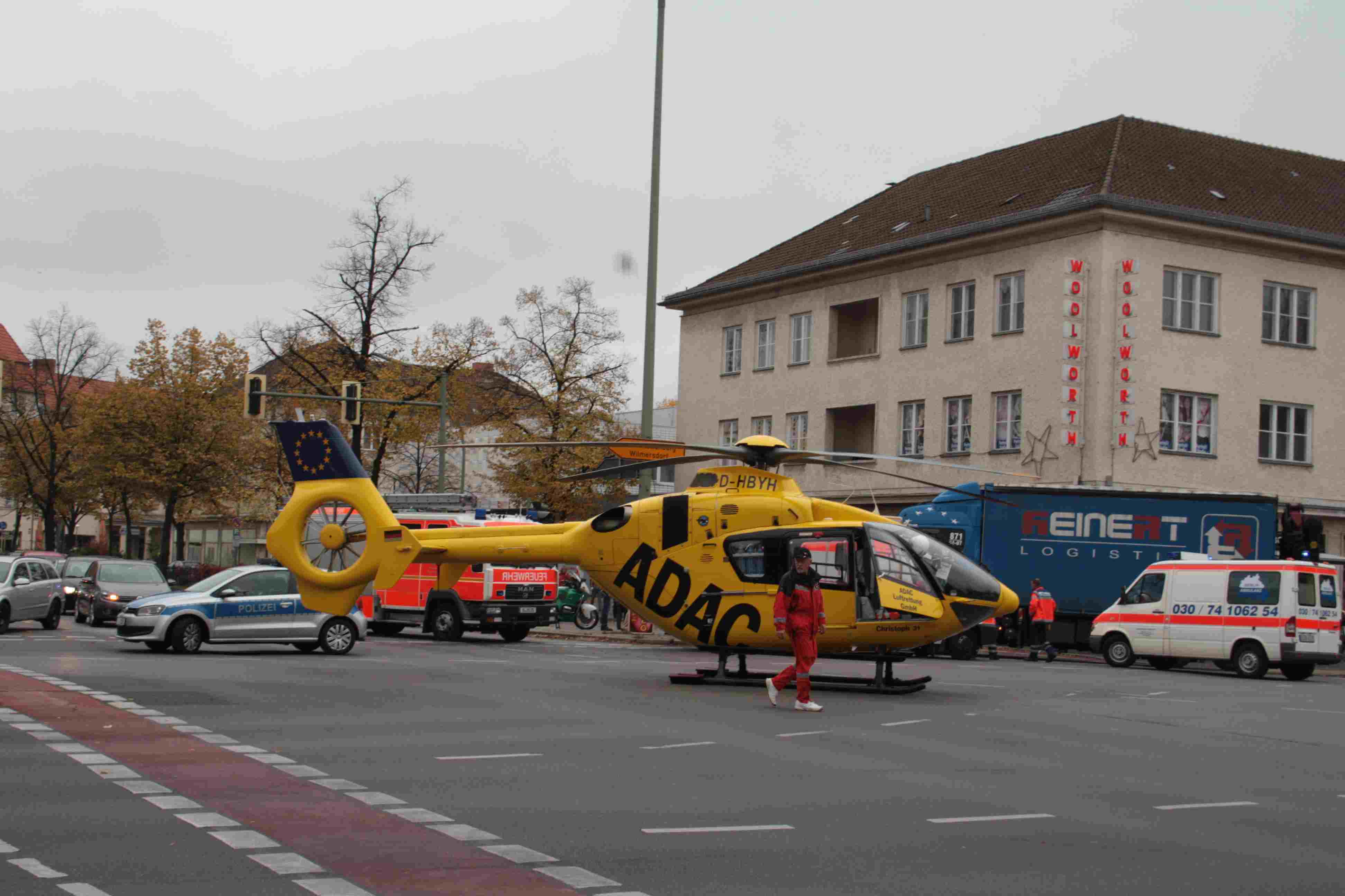 Schwerer Unfall in Zehlendorf-Mitte: Verunglückte Radfahrerin erlitt Beinverletzungen