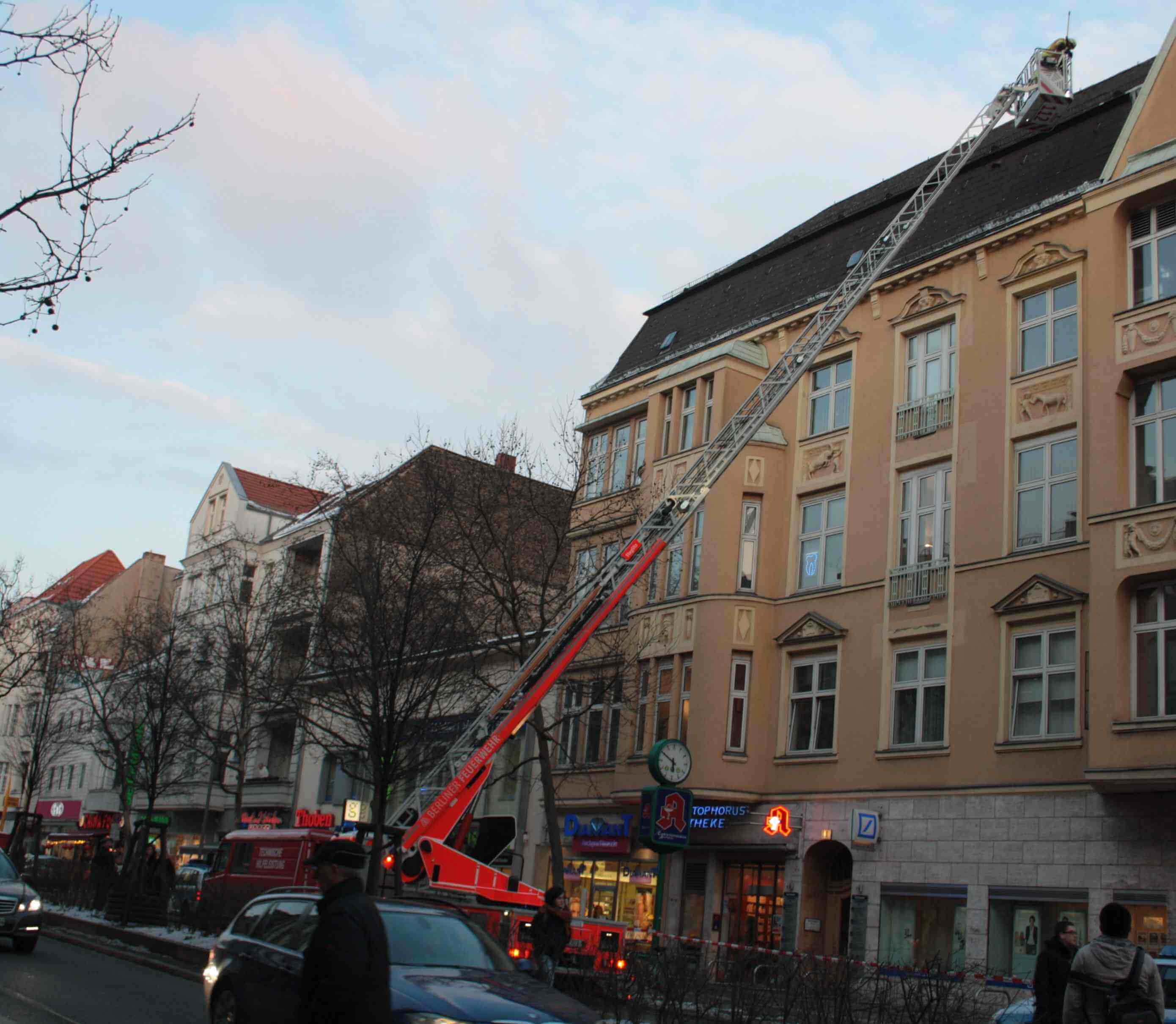 Vom Eise befreiht: Feuerwehr sicherte Dach an der Schloßstraße