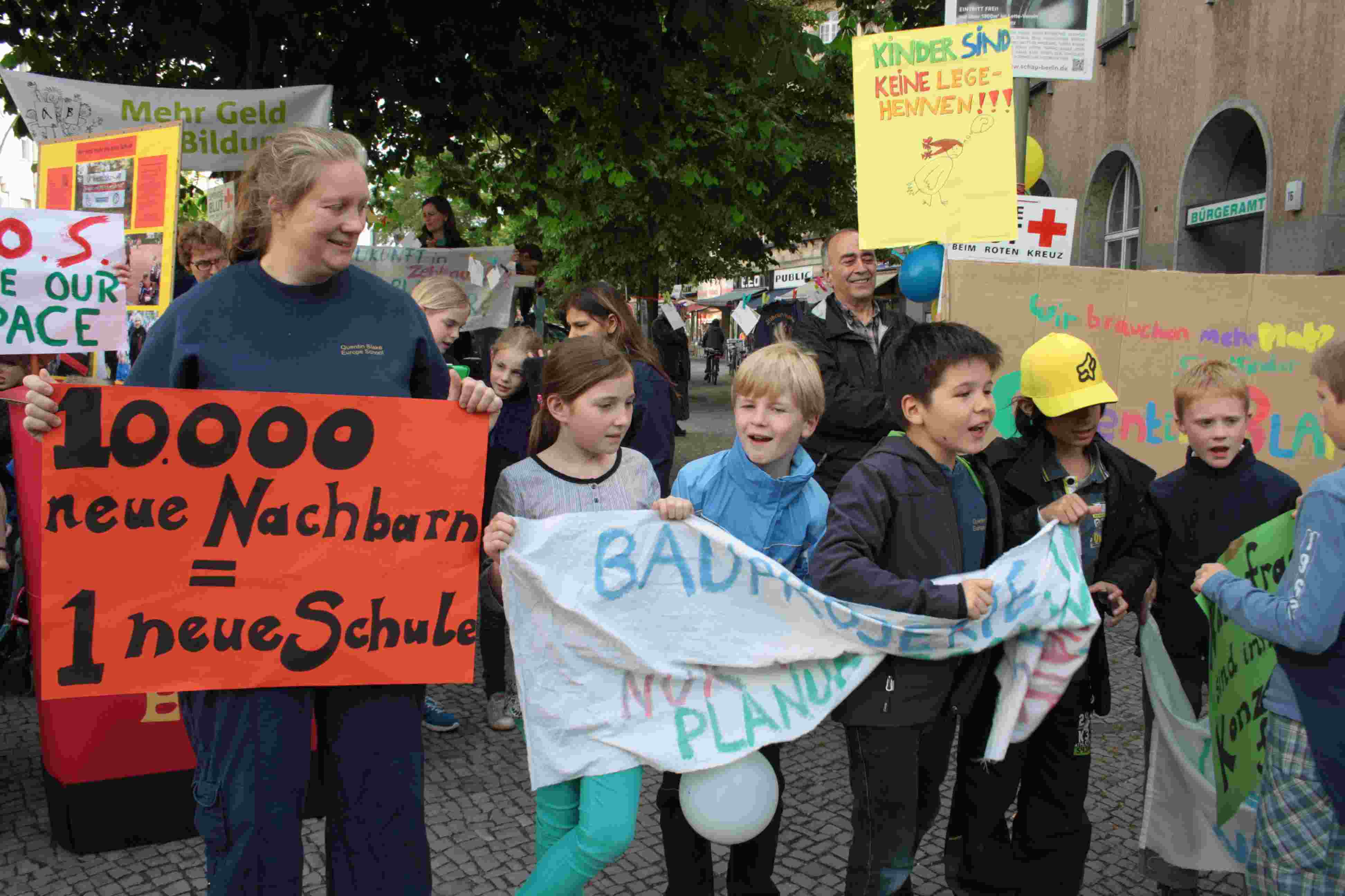 Mehr Platz für Kinder!: Eltern überreichen Anwohnerantrag für Schulneubau am Hüttenweg