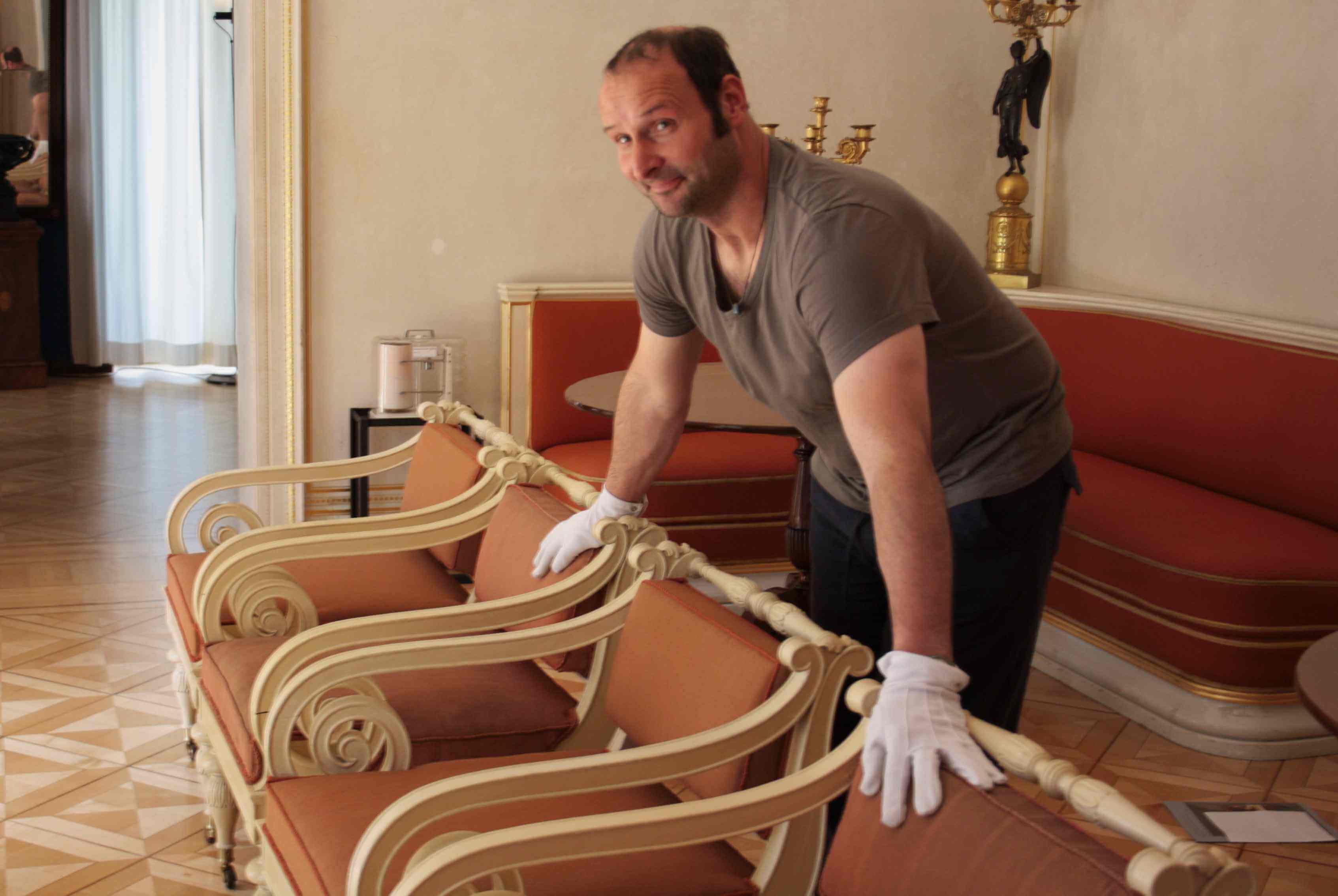 Historische Sessel am historischen Ort: Restaurierte Schinkel-Möbel kehren ins Schloss Glienicke zurück