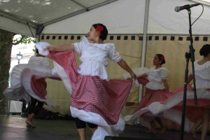 Fliegende Röcke gab es beim Auftritt der kolumbianischen Tanzgruppe Macando. Fotos: Gogol