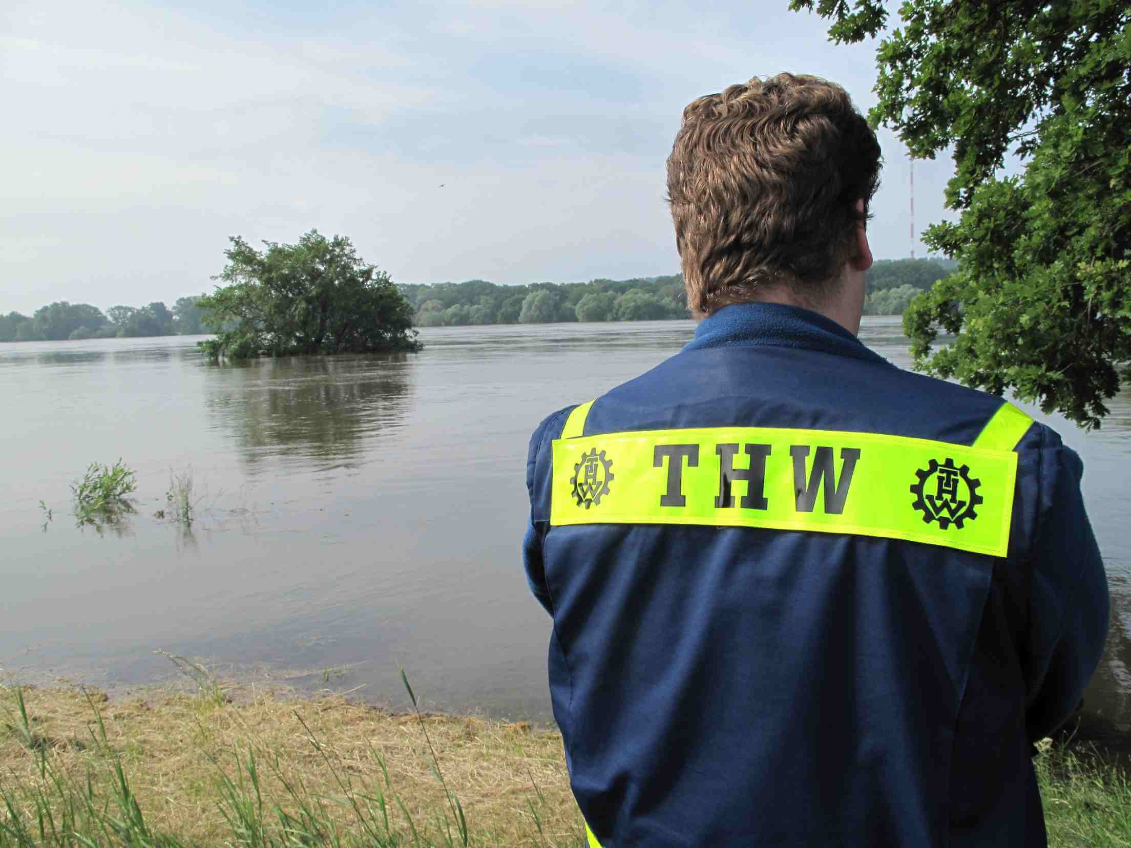 Säcke fülle, Wasser pumpen, Deich sprengen: THW Steglitz-Zehlendorf im Hochwassereinsatz