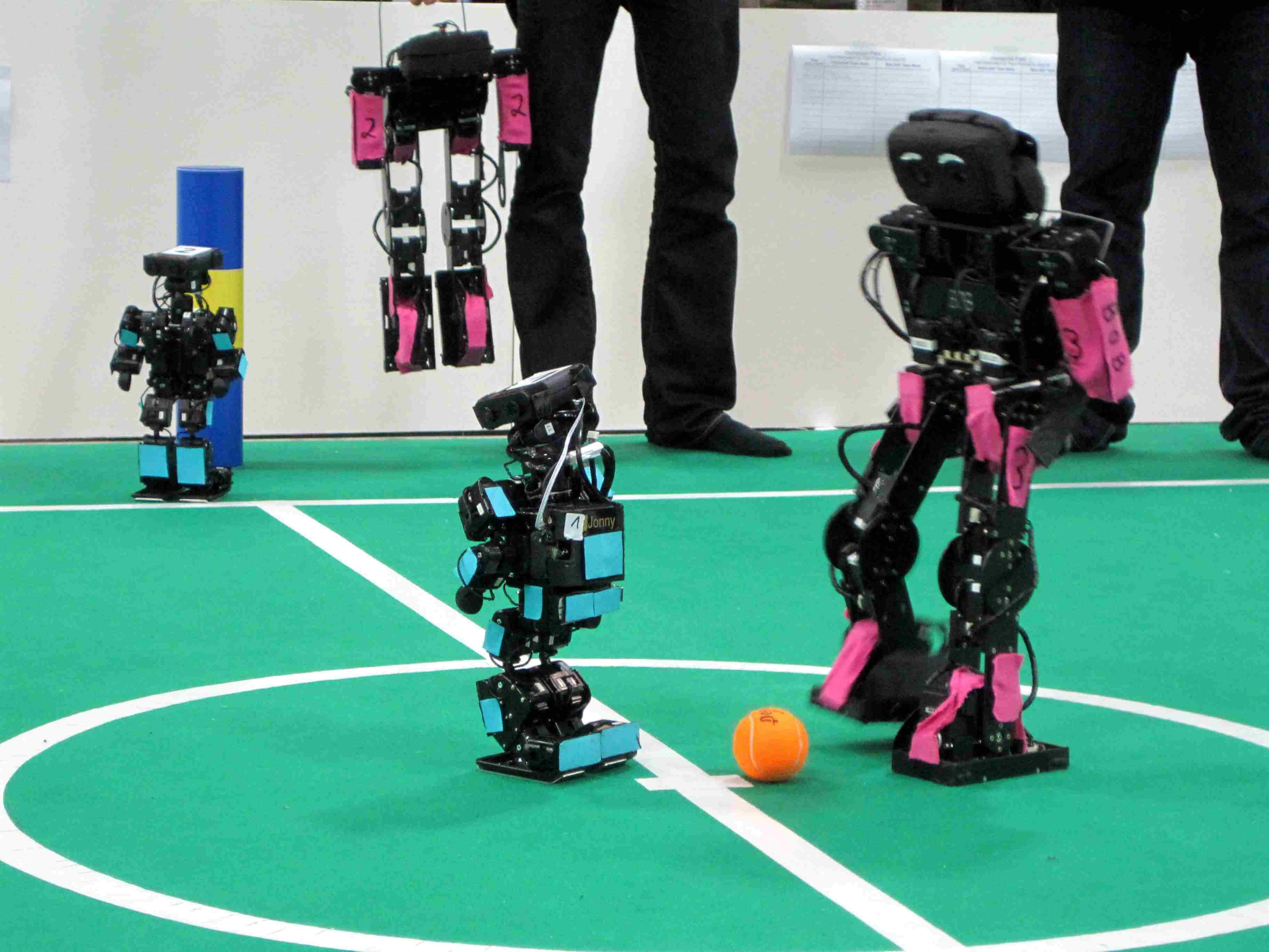 Fußballweltmeisterschaft der Roboter: FUmanoids ziehen ungeschlagen in die Zwischenrunde