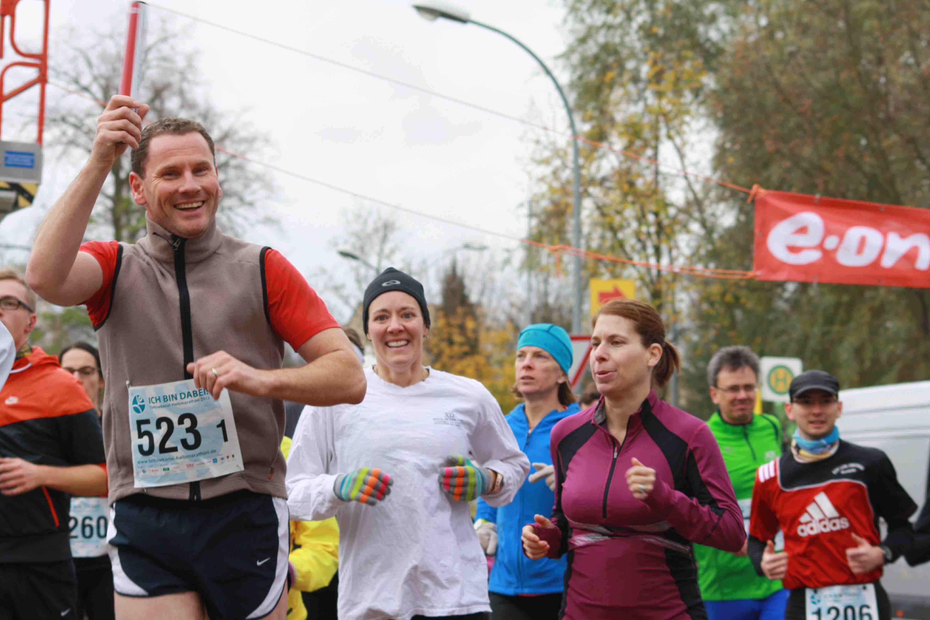 Über drei Brücken und durch zwei Gemeinden: 1.414 Läufer gingen beim 10. Teltowkanal-Halbmarathon an den Start