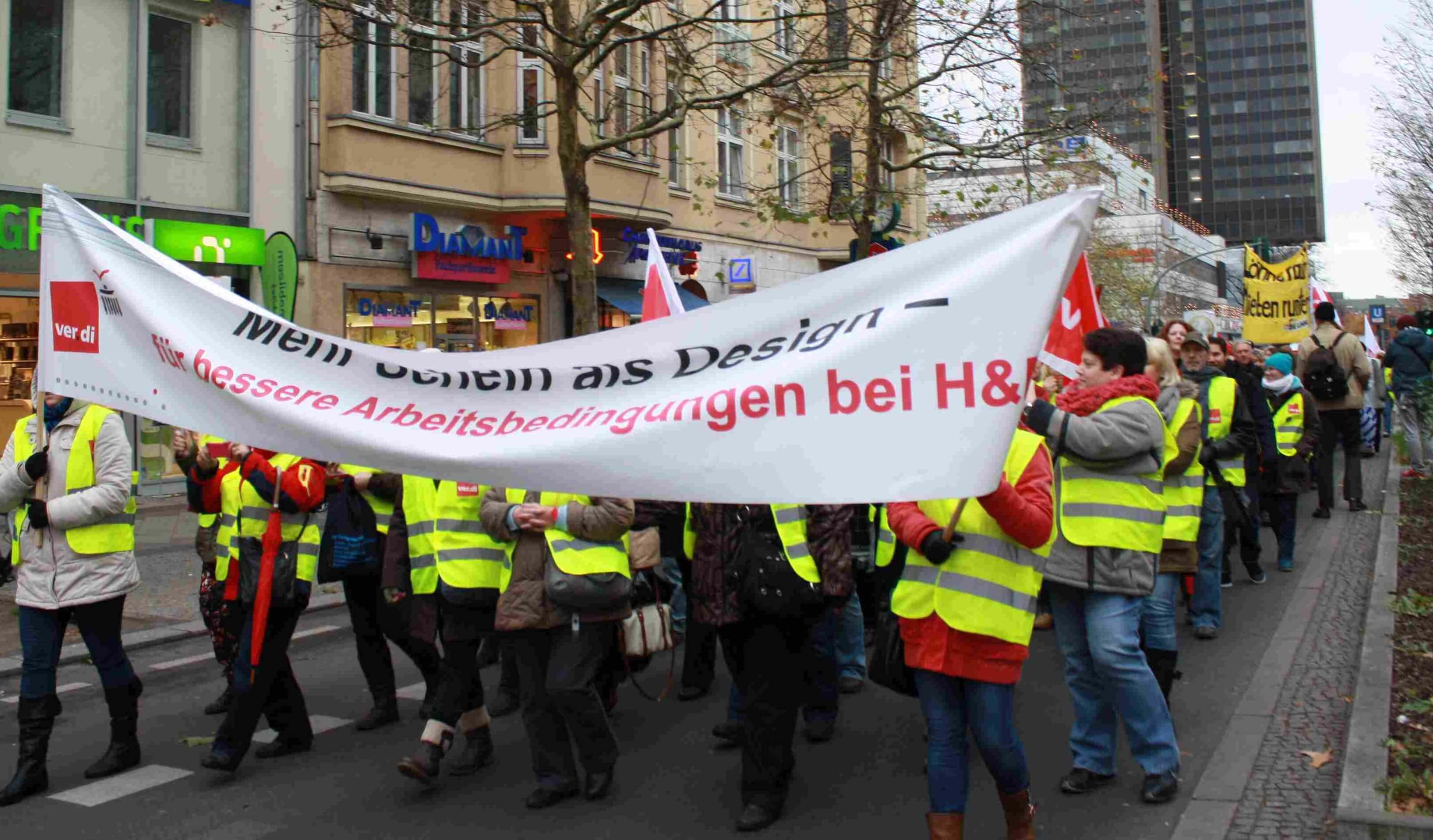 verdi legte Steglitzer Schloßstraße lahm: Einzelhandelsmitarbeiter fordern gerechte Bezahlung