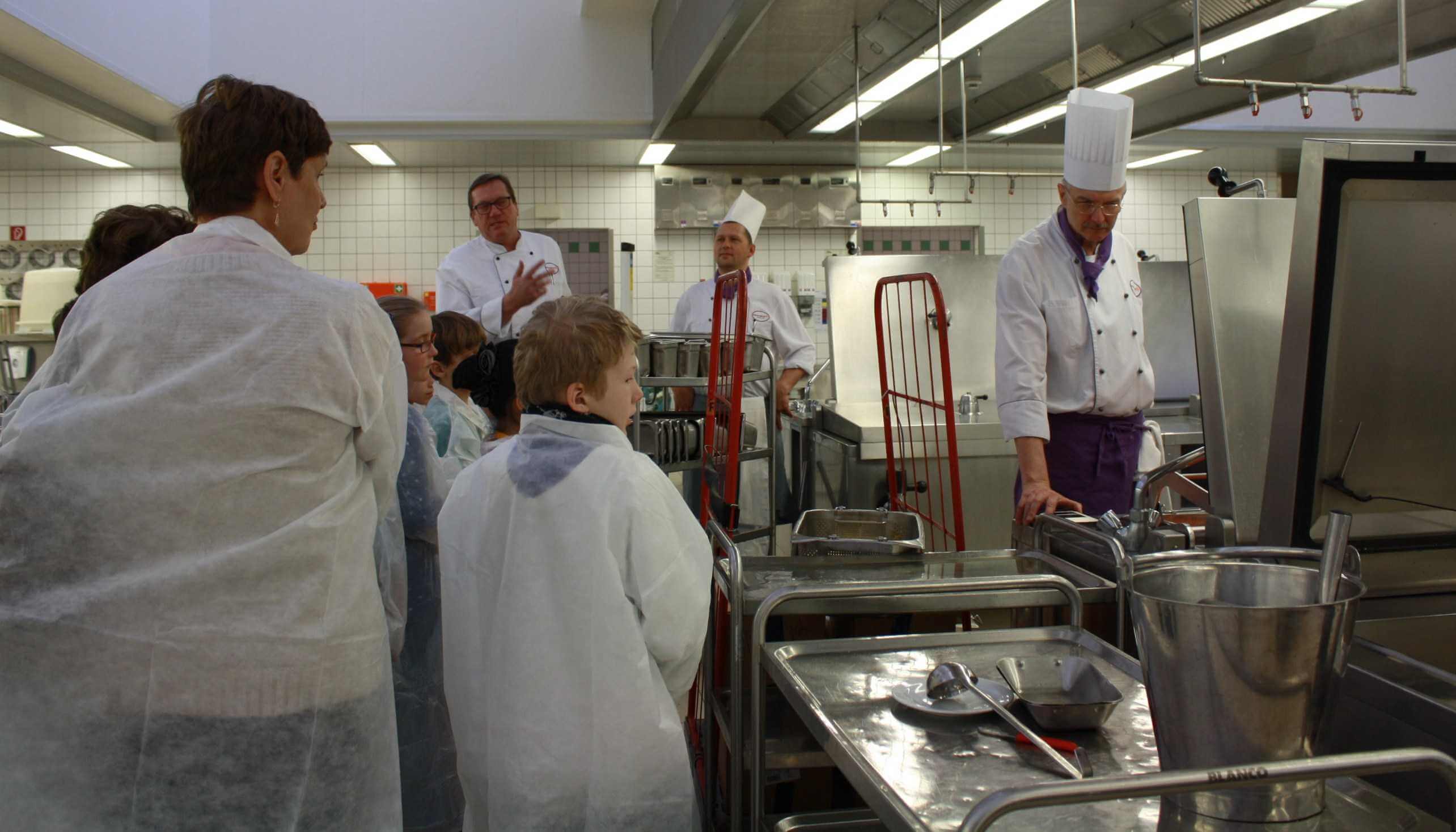 Wie man klimagerecht kocht: Schüler schauen in die Kochtöpfe der FU-Mensa / SchülerUni gestartet
