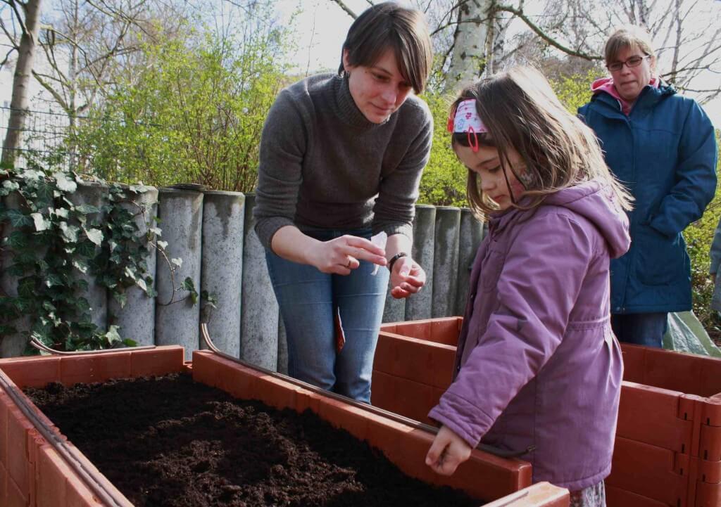 Gemeinsam mit Marion Naumann säte Loreé Tomaten aus. Mama Constanze Schuricht (im Hintergrund) freut sich schon auf die Ernte. Foto: Gogol