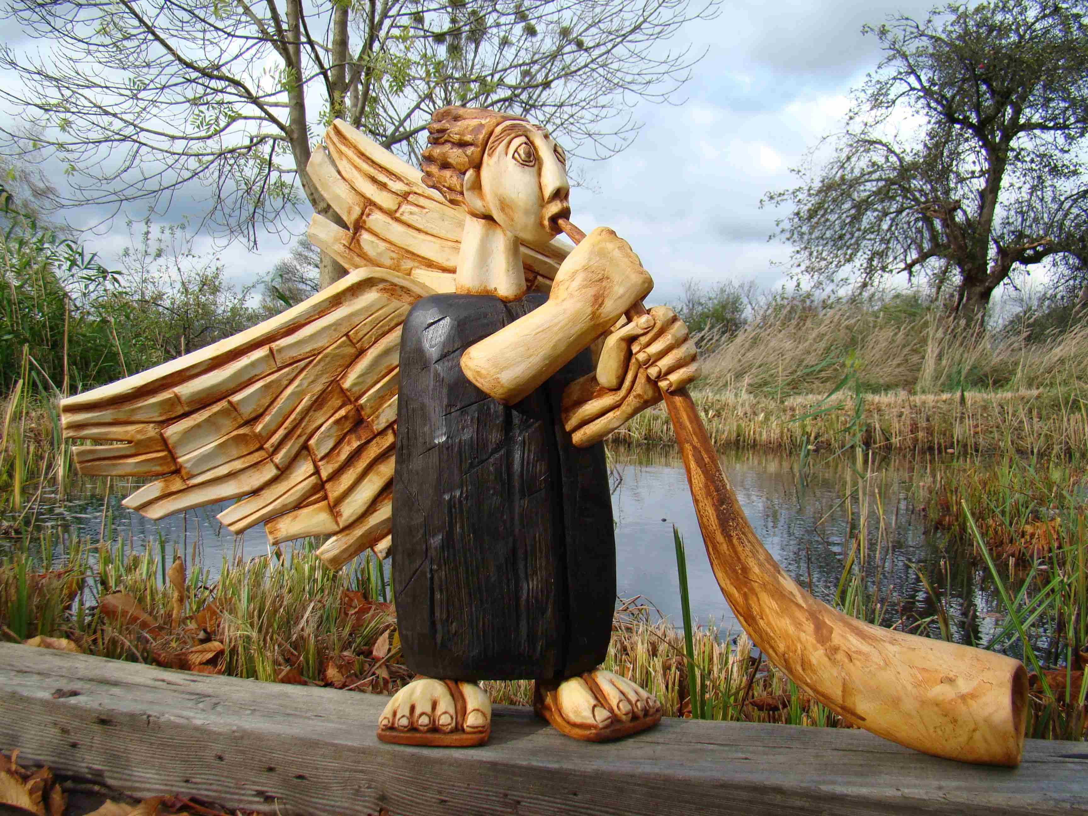 Himmlische Boten aus hartem Holz – Ausstellung des Skulpturenkünstlers Kazimierz Kowalczyk