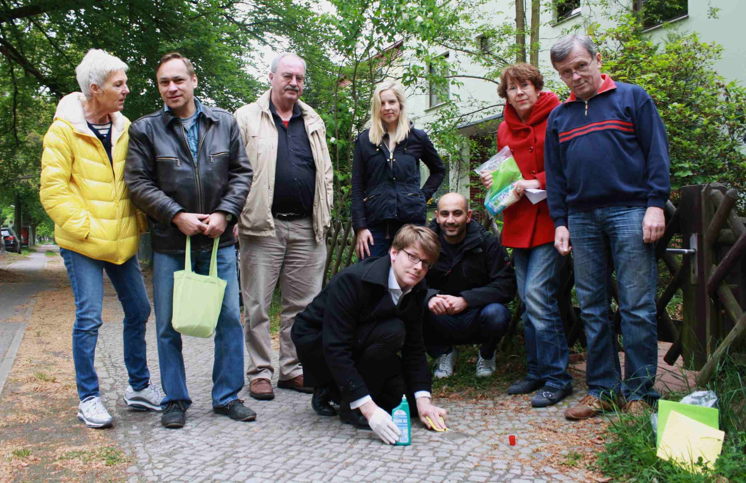 Mit dem Putzlappen gegen das Vergessen: SPD putzt Stolpersteine in Zehlendorf