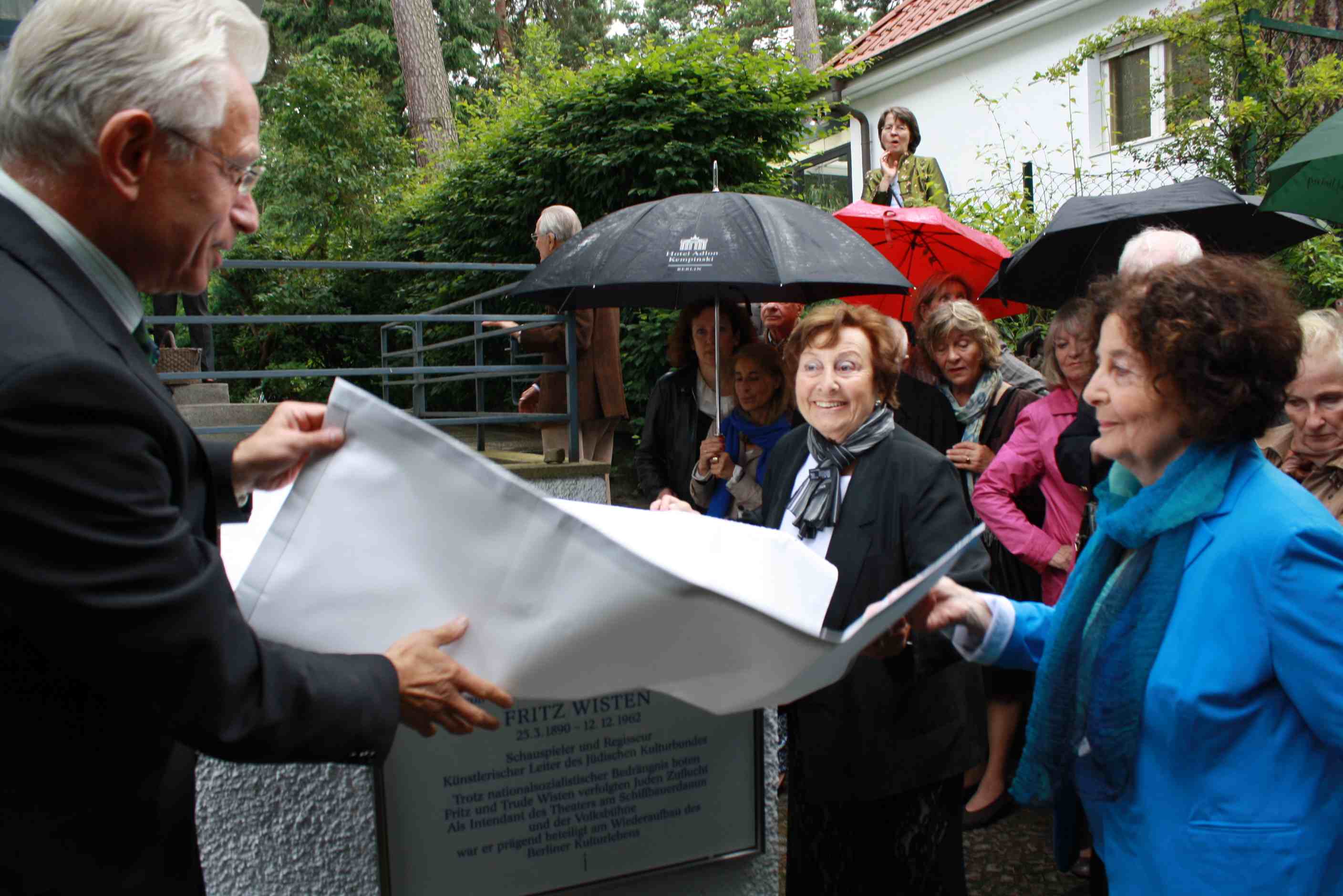 „Mut und Menschlichkeit“: Gedenktafel für Fritz Wisten in Nikolassee enthüllt