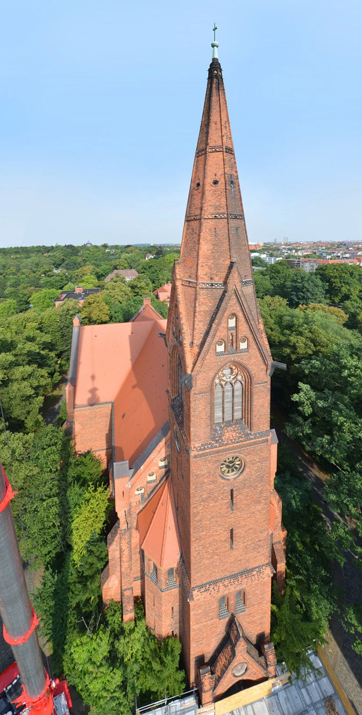 Wenn der Kirchturm wackelt: Industriekletterer sichern Turmspitze der Matthäus-Kirche in Steglitz