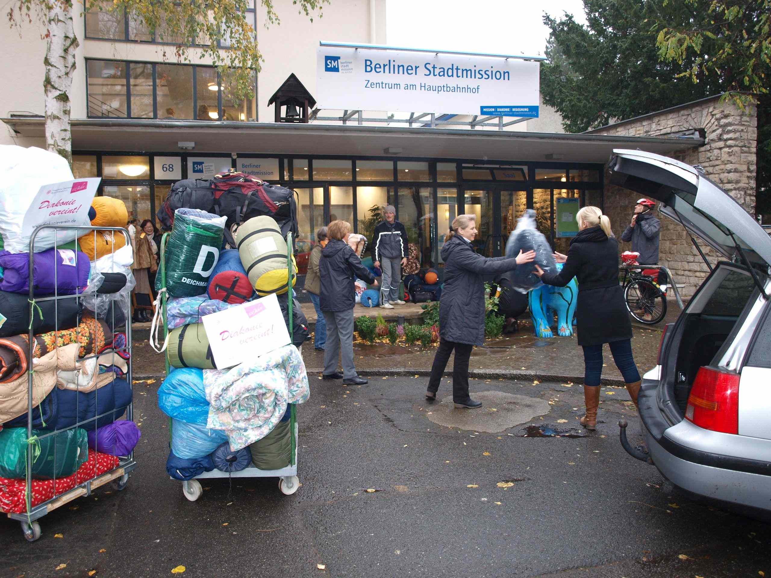 Diakonieverein Zehlendorf überreicht 180 Schlafsäcke an Berliner Kältehilfe