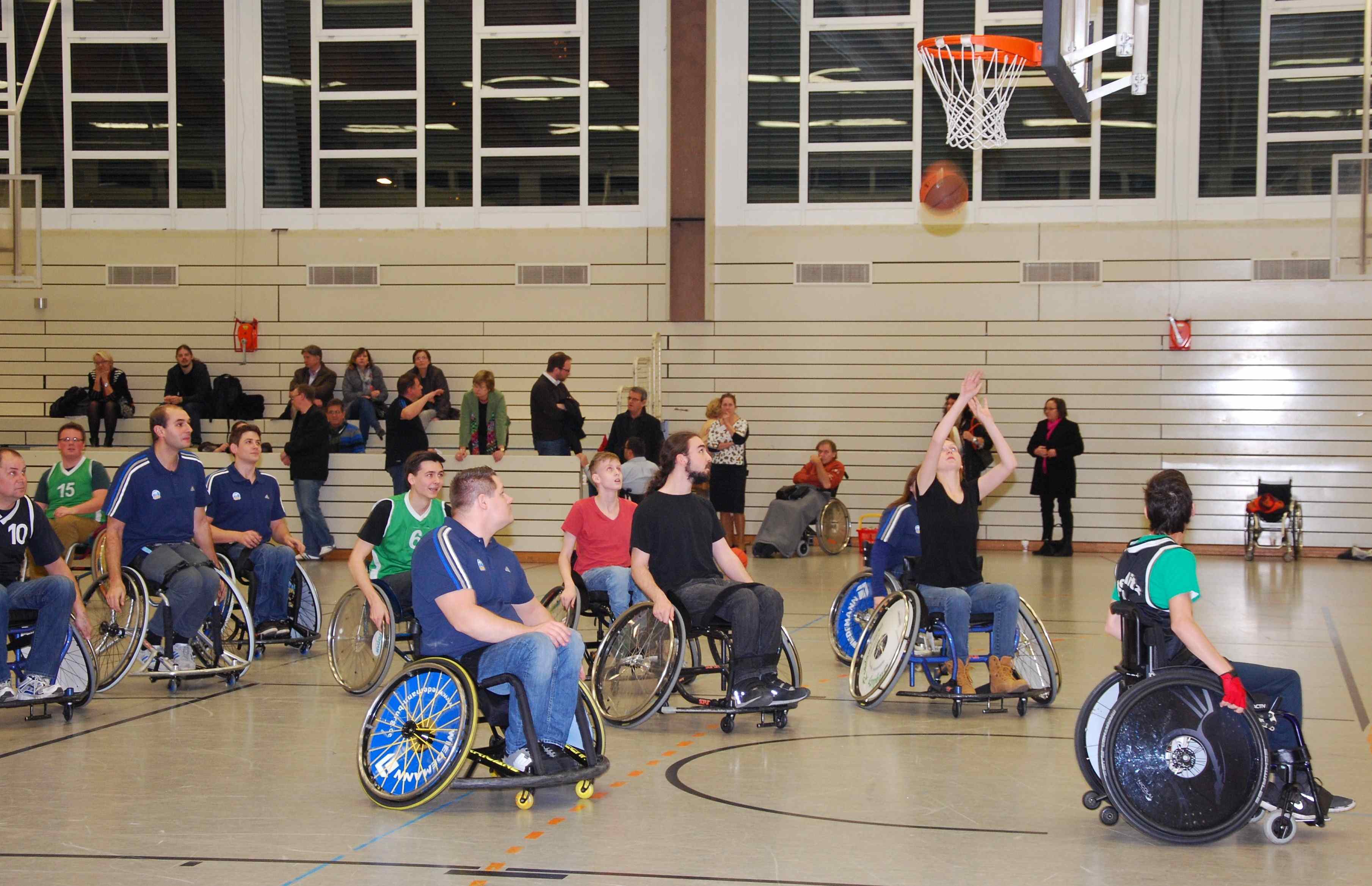 Bürgerstiftung Steglitz-Zehlendorf überreicht Basketball-Rollstuhl