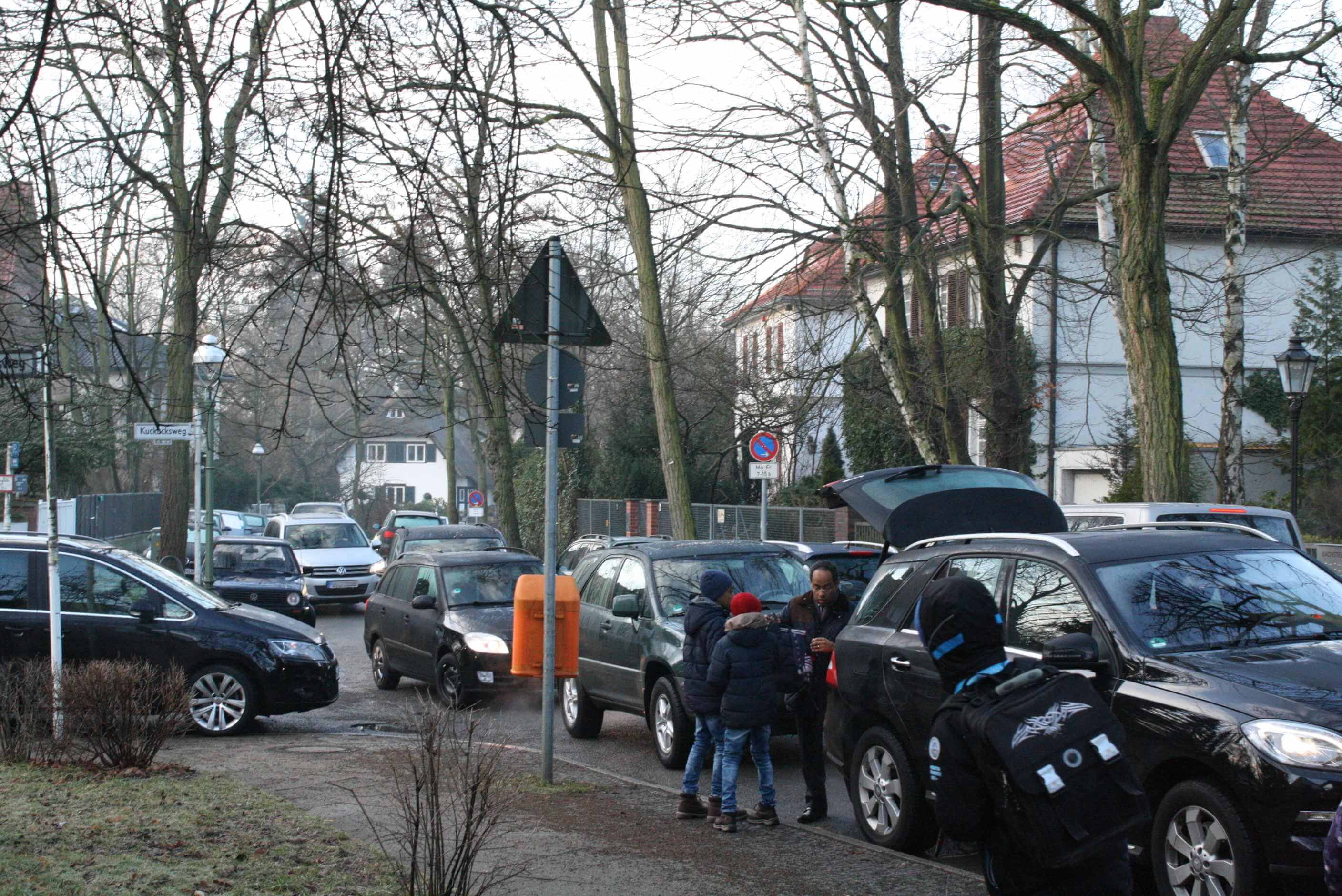 Und täglich grüßt das Verkehrschaos: Vor-Ort-Termin mit Anwohnern am Bachstelzenweg