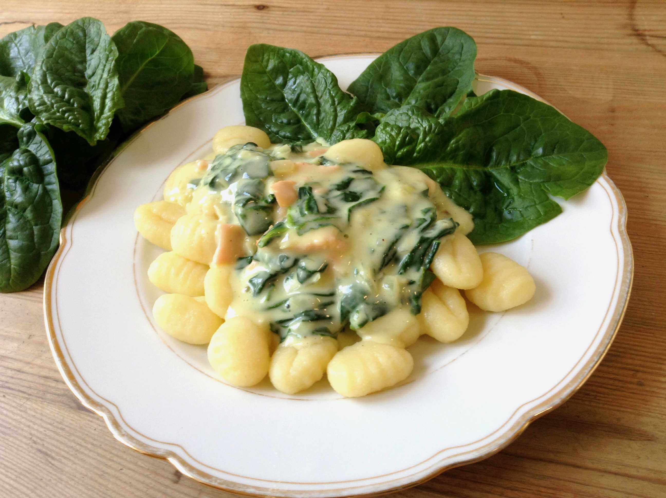 Rezept der Woche: Gnocchi mit frischem Blattspinat, Lachsfilet und ...