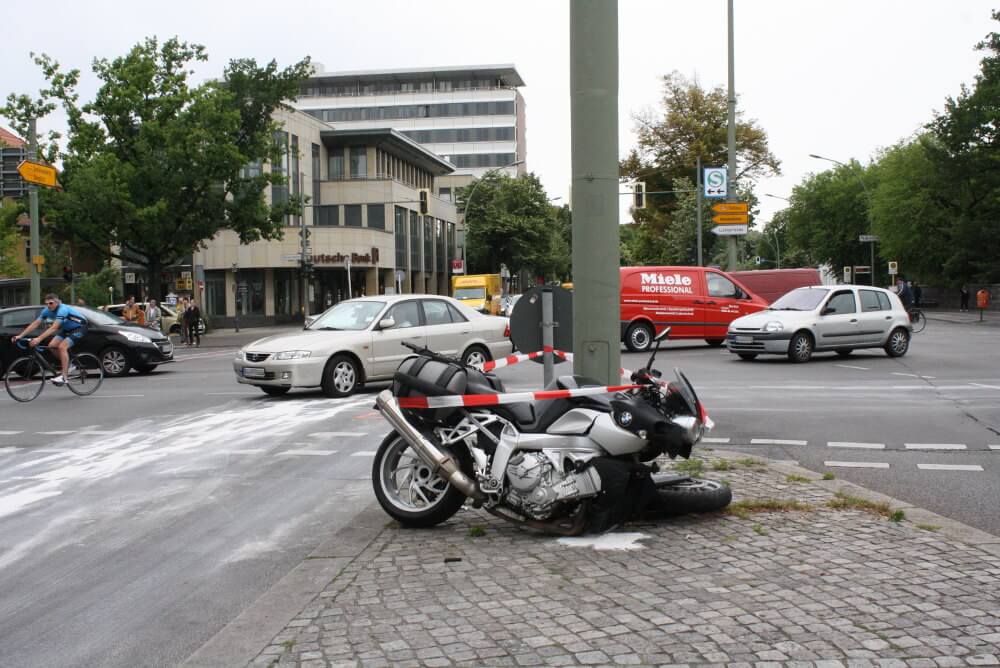 Motorradfahrer übersehen: Unfall in Zehlendorf
