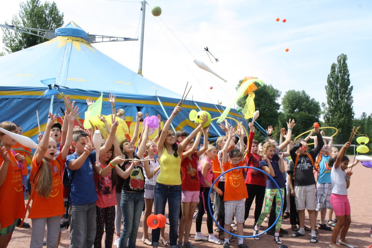 „Wenn man jongliert, braucht man keine Worte“: Deutsch-ukrainisches Zirkusprojekt in Zehlendorf gestartet