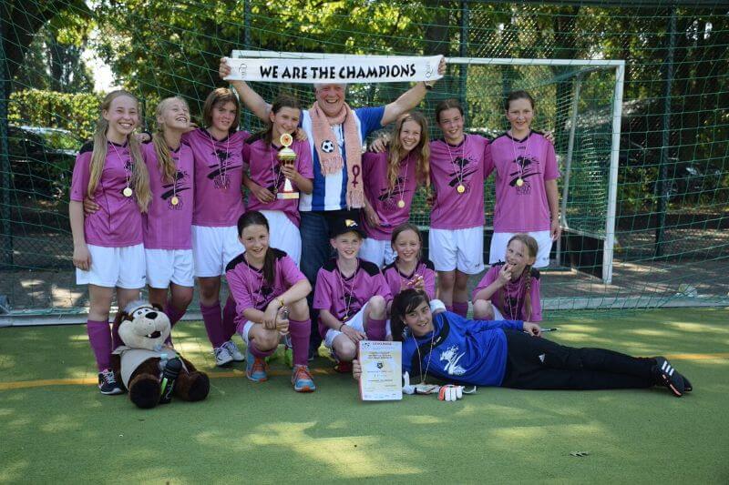 Fußballerinnen der Zinnowwald-Grundschule sind Berliner Meister im Schulfußball