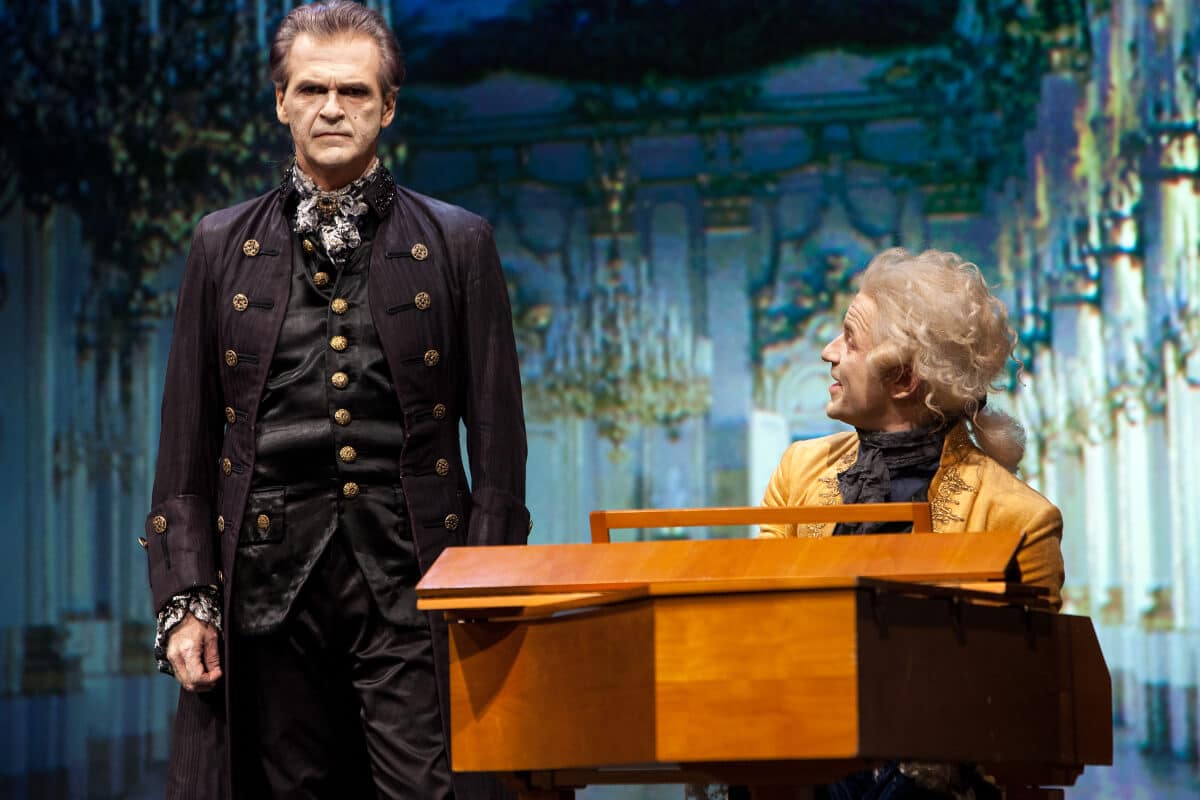 Die (Un-)Vergänglichkeit des Ruhms: „Amadeus“-Premiere im SchlossparkTheater