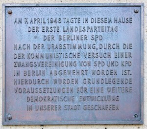 Eine Tafel weist die Zinnowwaldschule als historischen Ort mit besonderer Bedeutung für die SPD Berlin aus. Foto: OTFW, Berlin