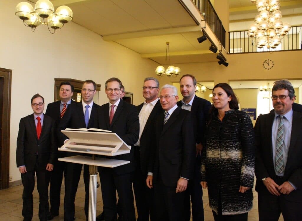 Im Rathaus Zehlendorf trugen sich die Mitglieder des Berliner Senats ins Goldene Buch des Bezirks ein. Foto: Gogol