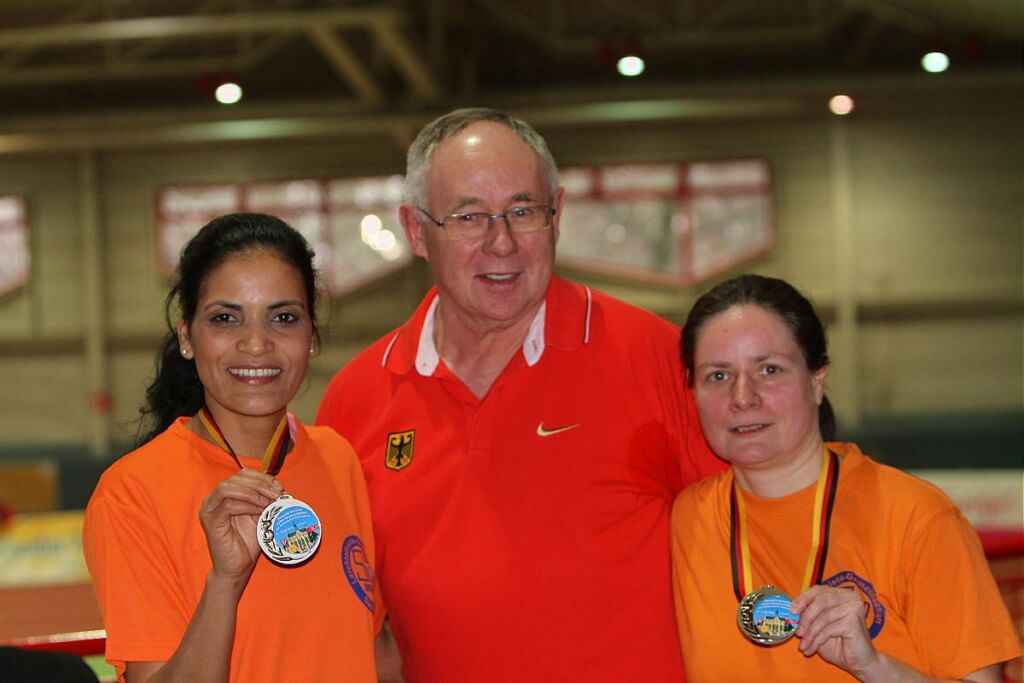 Über zweimal Bronze freut sich Coach Karl-Heinz Flucke mit Yvonne Markgraf (rechts) und Saida Barthels von der LG Süd Berlin. Foto: LG Süd