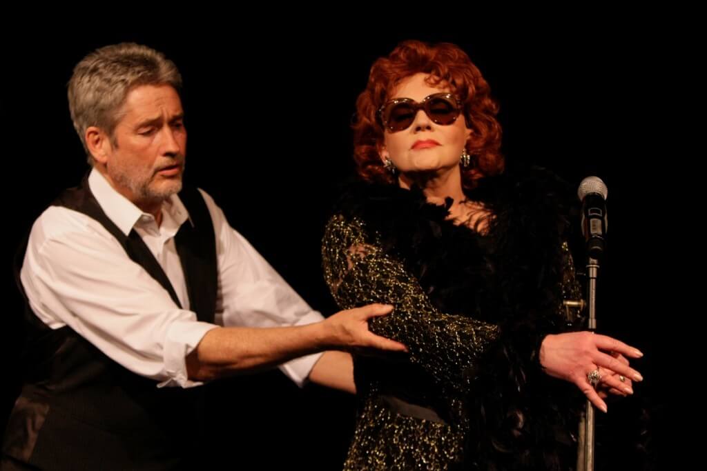 Karin Pagmar spielt Zarah Leander, Manfred Molitoricz schlüpft in dem Stück in verschiedene Rollen. Foto: Helmut Seuffert
