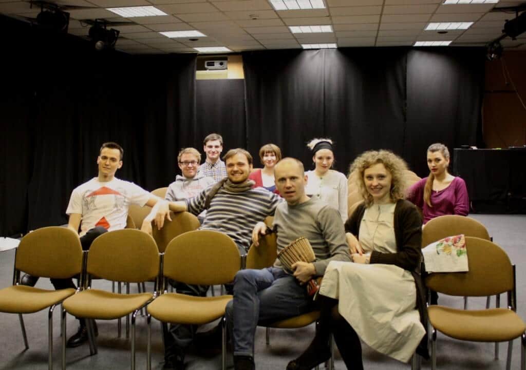 Regisseur Vladimir Snegurchenko und seine Frau und Co-Regisseurin Alyona (erste Reihe) gastierten mit ihrer Gruppe auf Einladung des Theaterprojektes Wheels in Steglitz-Zehlendorf. Foto: Gogol