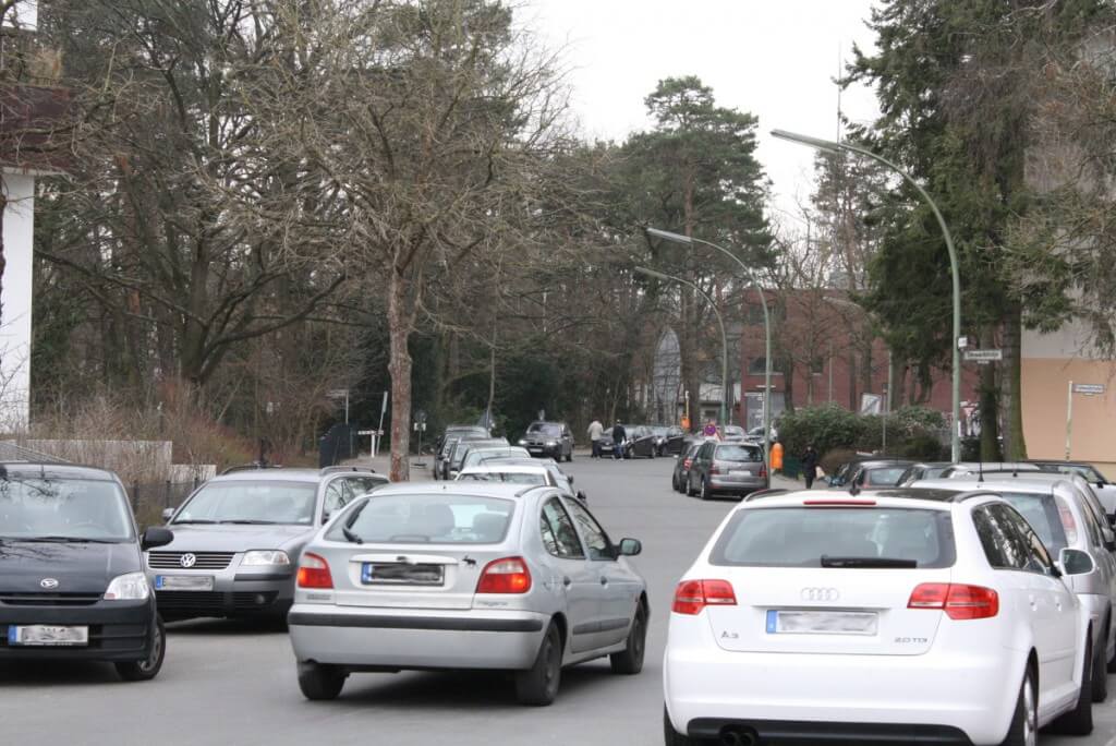Zugeparkt sei die Marshallstraße regelmäßig, Autos behinderten sich gegenseitig, klagen die Anwohner. Foto: Gogol