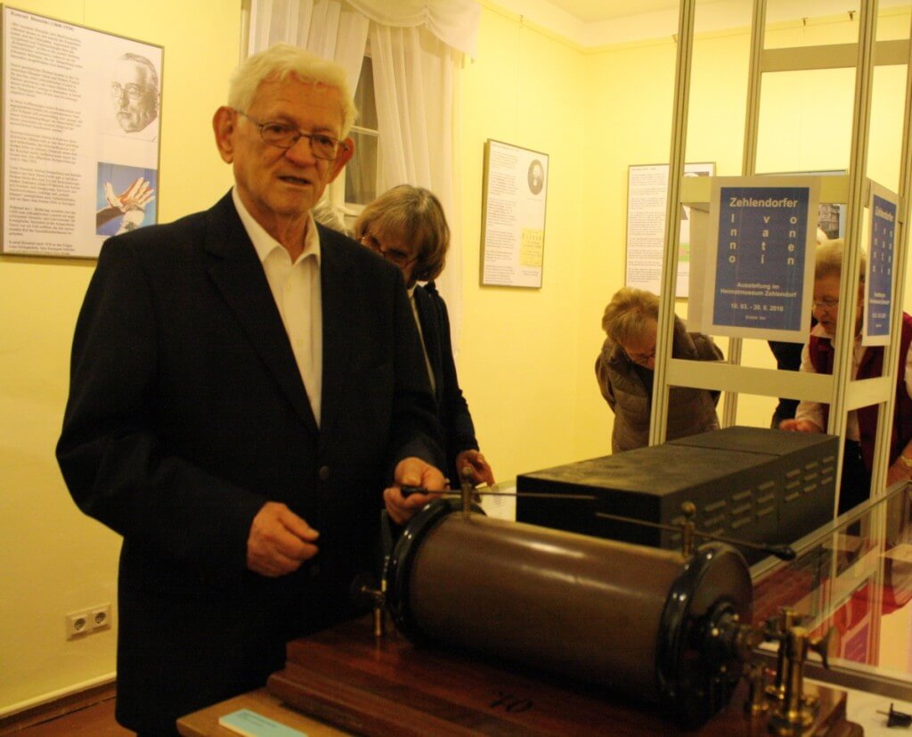 Klaus-Peter Laschinsky mit einem Ruhmkorff (Funken-)Induktor, der ebenfalls in der Ausstellung zu sehen ist. Foto: Gogol