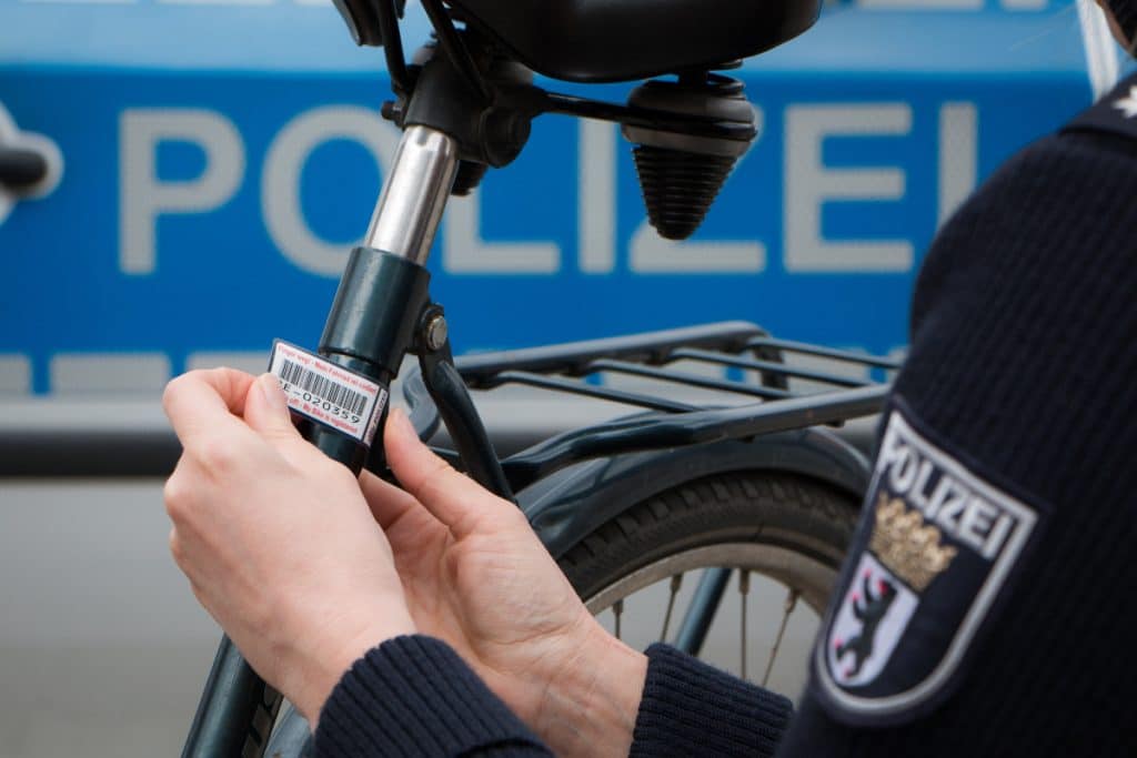 Die Polizei versieht Fahrräder mit einem Aufkleber. Mit deren Hilfe können die Räder schneller wiedergefunden werden. Foto: Polizei