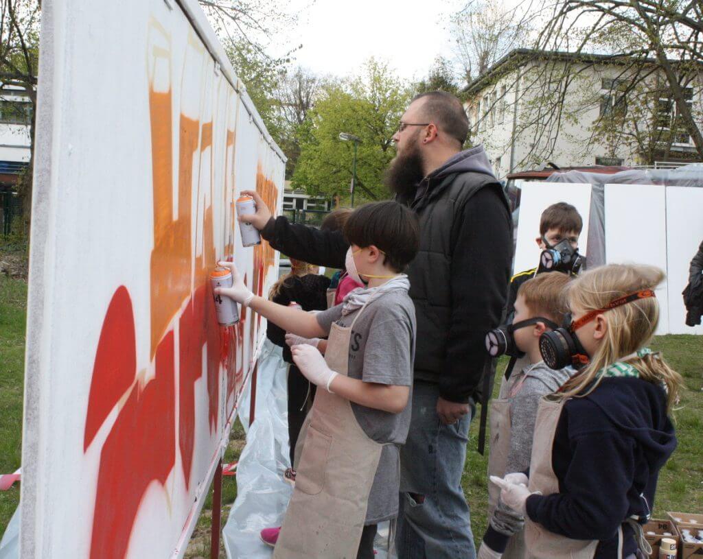 Unter professioneller Anleitung wurde die Graffitiwand an der Jugendfreizeiteinrichtung Düppel eingeweiht. Foto: Gogol