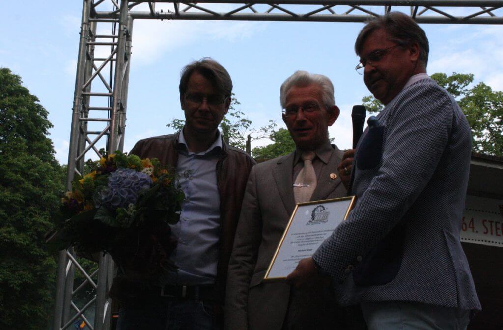 Michael Roden, Erster Vorsitzender des Berliner Scaustellerverbandes (rechts) zeichnete Norbert Kopp mit der goldenen Ehrennadel des Verbandes aus. Foto: Gogol