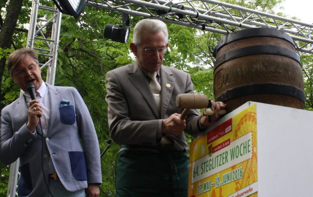 Mit einem Bierfassanstich eröffnete Bezirksbürgermeister Norbert Kopp die 64. Steglitzer Woche. Foto: Gogol