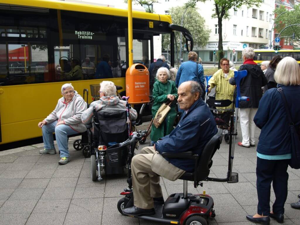 Zahlreiche Senioren mit Rollatoren und Rollstühlen kamen zum Mobilitästraining an den Walter-Schreiber-Platz. Foto: Bavandi