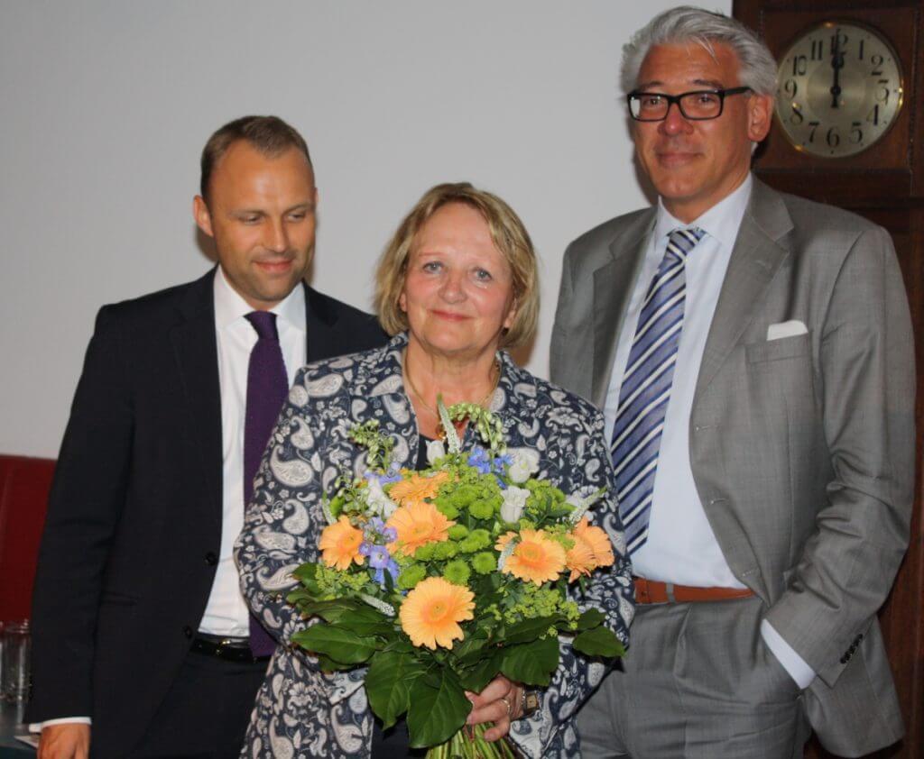 Mit einem Blumenstrauß bedankten sich Sebastian Czaja, Spitzenkandidat der FDP, (links) und der Vorsitzende des FDP-Ortsverbandes Dahlem, Christian Grosse, bei Sabine Leutheusser-Schnarrenberger. Foto: Gogol