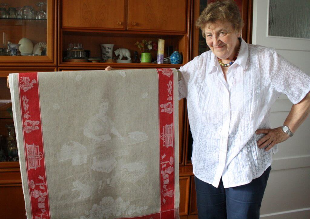 Gisela Meyer mit einem ihrer mehr als 500 Rolltücher. Foto: Gogol