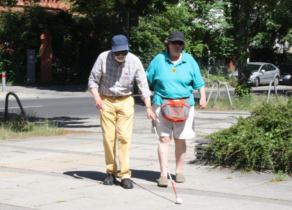 Olaf Timmermann setzte die Schwarzbrille auf und ließ sich von Kathrin Backi die alltäglichen Problem von Sehbehinderten erklären und zeigen. Foto: Gogol