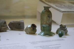 Reste der Experimentierhütte Kunckels sind in der Ausstellung zu sehen. Foto: Gogol